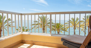 terraza de un apartamento en marbella con vistas al mar